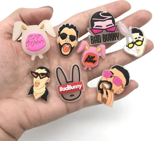 Vista 2 de JIANGLIND 22 dijes de Bad Bunny que brillan en la oscuridad para zapatos que brillan en la oscuridad, se adaptan a sandalias de zueco, decoración