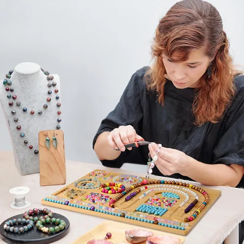 Vista 2 de NOAVAOL Tableros de cuentas para hacer joyas, tablero de cuentas de bambú combinado para hacer pulseras de joyería, bandejas de cuentas y tapetes