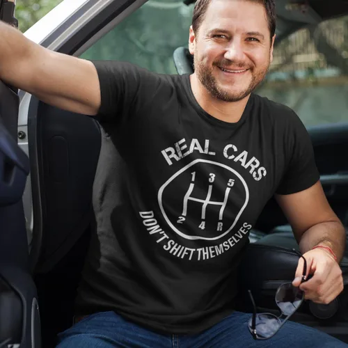 Vista 2 de Real Cars Don't Shift Themselves - Camiseta divertida con texto en inglés "Auto Racing