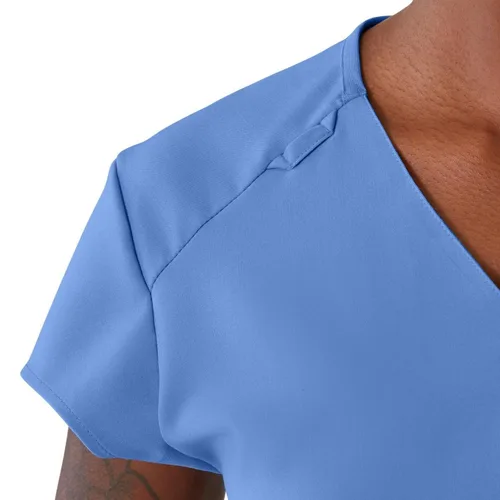 Vista 3 de ave. Camiseta médica Monroe con cuello en V y dos bolsillos para mujer, color azul Ceil, talla M
