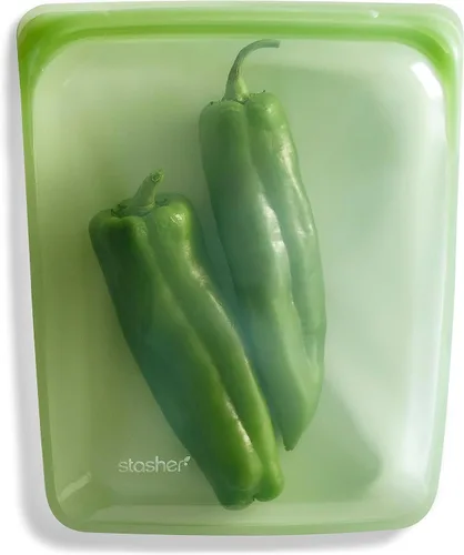 Vista 17 de Bolsa de almacenamiento de alimentos reutilizable de silicona premium Stasher de medio galón, color negro, apta para microondas, sous vide