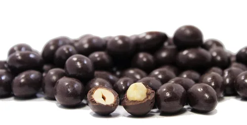 Vista 2 de Cacahuetes cubiertos de chocolate negro gourmet de Its Delish, (5 libras)