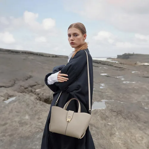 Vista 2 de Bolso cruzado de cuero con asa superior, bolso de mano para mujer, con asa superior y correa ajustable