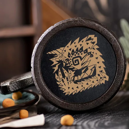 Vista 2 de Taza de cerveza de madera MHW Zinogre. Taza de cerveza MHW personalizada. Taza gamer. Carta MHW. Regalo para él. Regalo para jugadores de madera