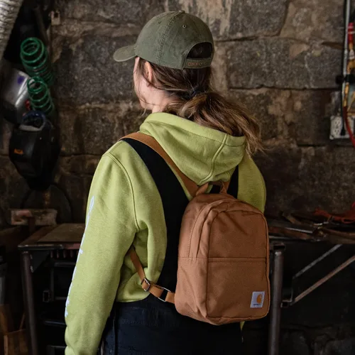 Vista 6 de Carhartt Mini mochila clásica, duradera, resistente al agua con correas ajustables para el hombro, color vino