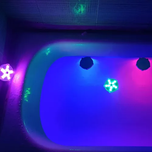 Vista 4 de Luces flotantes para piscina, luces magnéticas impermeables que cambian de color, luces de piscina alimentadas por pilas que flotan, estrellas