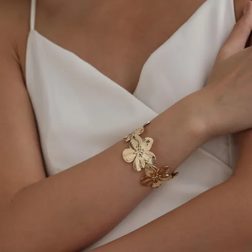 Vista 2 de Brazalete hueco de flor vintage dorada para mujer, pulsera abierta ajustable