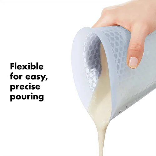 Vista 5 de 1 taza de medir de silicón para exprimir y verter, con patrón Stay-Cool, de la marca Oxo Good Grips, Transparente