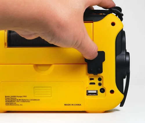 Vista 5 de Kaito Voyager Pro KA600 - Radio de emergencia digital solar con generador eléctrico, manivela giratoria, transmite AM, FM, LW, SW y NOAA, radio