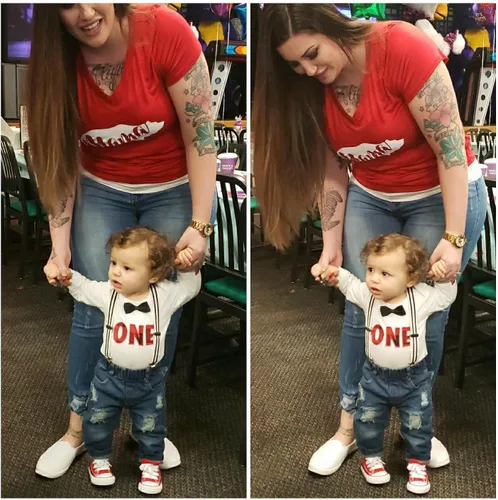Vista 4 de Conjunto de ropa de cumpleaños para bebé niño pequeño, con tirantes, pantalones de mezclilla rasgados
