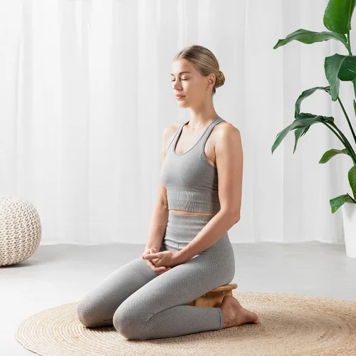 Vista 2 de Navaris Taburete de meditación de bambú, banco para meditación, yoga, práctica, asiento ergonómico en ángulo con bordes redondos para posturas