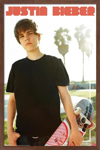 Vista 10 de Trends International Justin Bieber - Póster de pared de monopatín, 14.725 x 22.375 pulgadas, versión enmarcada de madera de granero