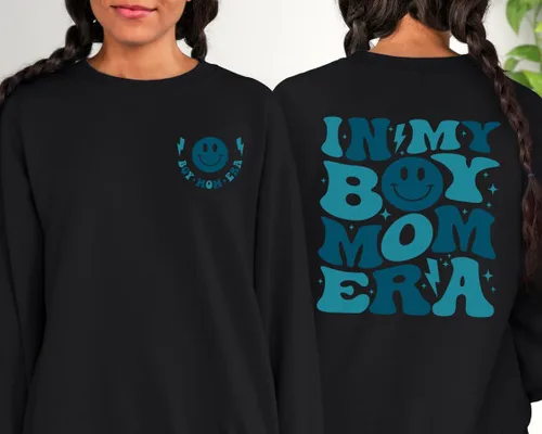 Vista 3 de Sudadera In My Boy Mom Era - Groovy Boy Mom Era 2 Side Graphic Neck