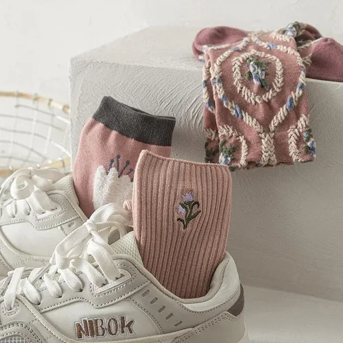 Vista 5 de CYee 3 pares de calcetines de color rosa con patrón de flores kawaii para mujer, calcetines bordados suaves y transpirables elásticos de tubo medio