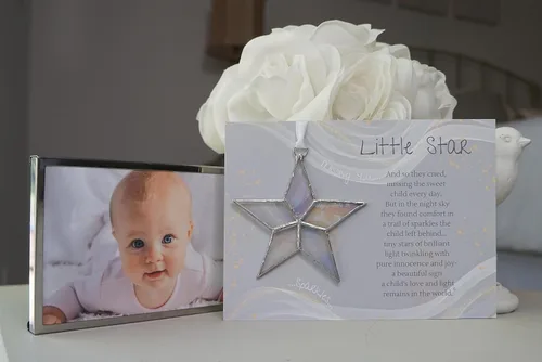 Vista 3 de Regalo de duelo por pérdida infantil para mamá - Estrella de vidrio emplomado iridiscente hecha a mano con sentimiento de estrella durmiente