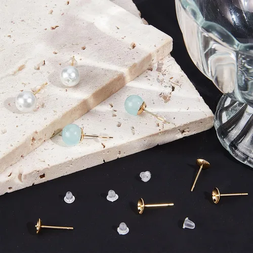 Vista 5 de Beebeecraft 1 caja de 200 piezas de aretes de perlas chapados en oro de 24 quilates para cuentas medio perforadas con 200 tuercas de plástico
