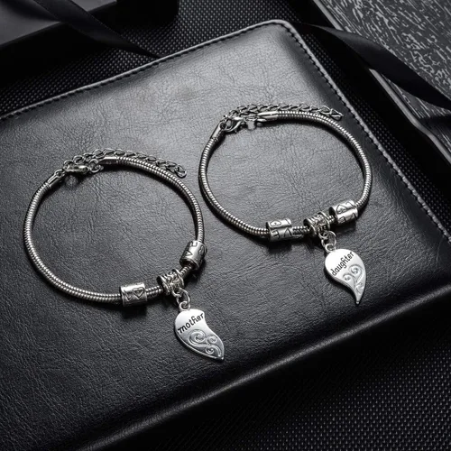 Vista 2 de Juego de pulseras dije de corazón para madre e hija, dos piezas