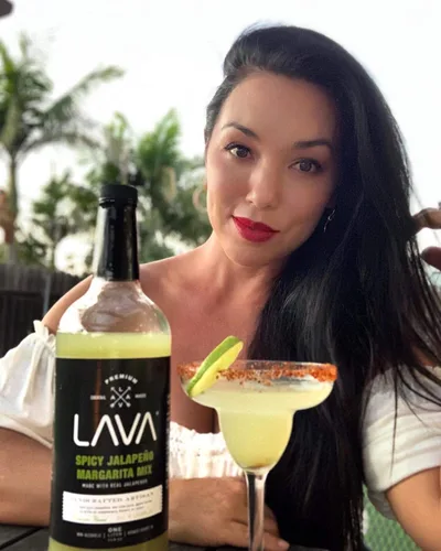 Vista 8 de LAVA LAVA Craft Cocktail Co. - Mezcla de margarita de jalapeño picante y margarita de fresa y daiquiri de fresa de LAVA Craft Cocktail Co.