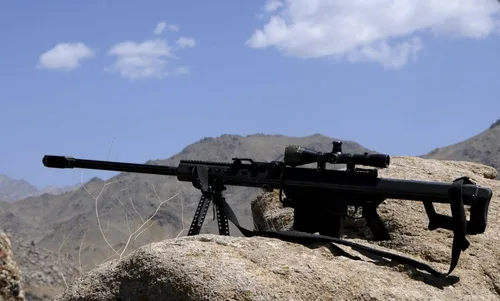Vista 2 de Posterazzi Un rifle de francotirador Barrett calibre .50 M107 se encuentra en la cima de un punto de observación en Afganistán, impresión de póster
