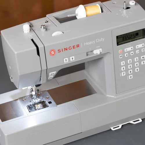 Vista 10 de SINGER Máquina de coser computarizada resistente 6700C con kit de accesorios Motor fuerte con potencia de perforación mejorada, 411 aplicaciones