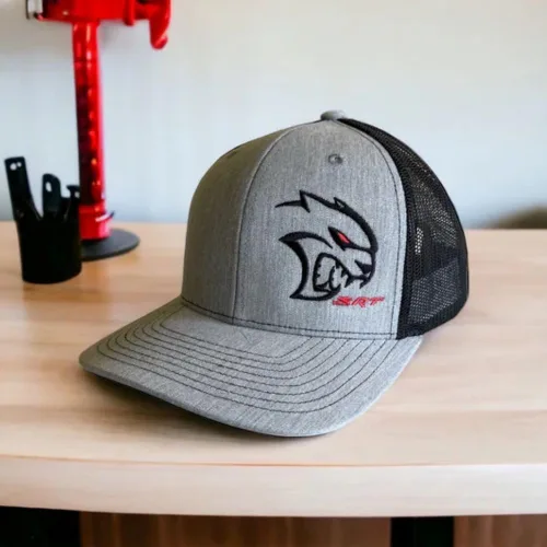 Vista 2 de Dodge SRT Hellcat Redeye Rumble Snapback Trucker - Gorra de malla negra roja con parche bordado de logotipo Redeye y parche lateral SRT, con licencia