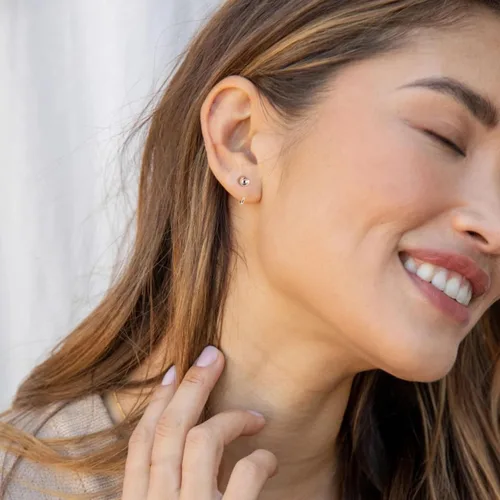 Vista 3 de Aretes de medio aro, aretes de aro pequeños de plata de ley 925 de bola, barra, estrella, luna, corazón, cruz, punto, triángulo, aretes