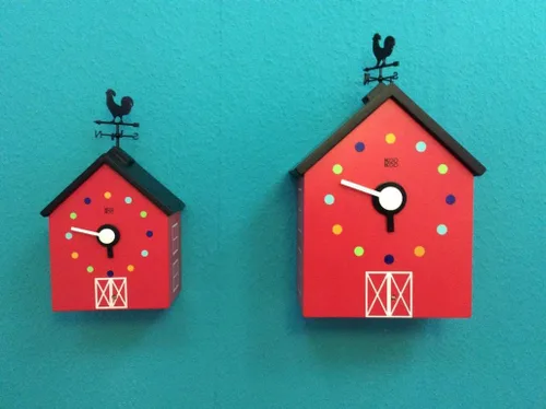 Vista 7 de KOOKOO Reloj grande de granja con 12 sonidos de animales, un gallo y una veleta giratoria, con sensor de luz, hecho de madera MDF, para niños de 6