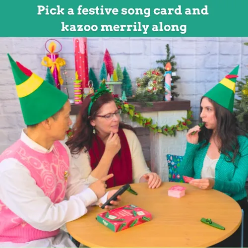Vista 3 de Kazoo That Festive Tune Juego navideño para la familia No se requiere talento musical Incluye 4 kazoos y 100 canciones festivas