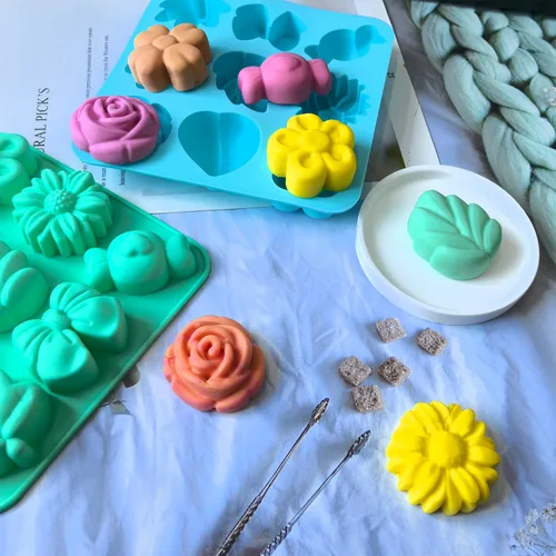 Vista 2 de Paquete de 3 moldes de silicona de flores de margaritas para chocolate, moldes de silicona con forma de arco, forma de arco, para pastel, cubitos