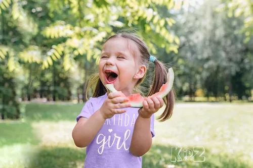 Vista 4 de Camiseta de feliz cumpleaños (niñas de 1 a 12) camiseta de fiesta para niños descarados - Dulce traje de bebéniño pequeño