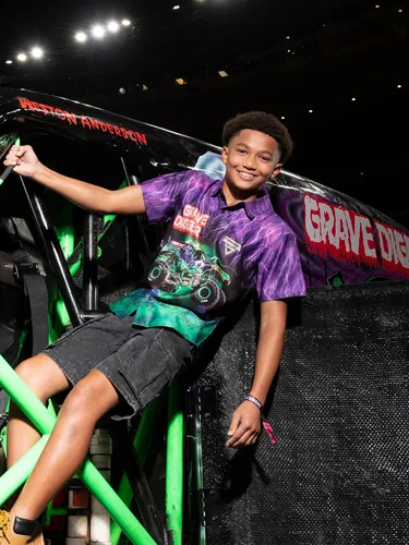 Vista 2 de Monster Jam Camisa hawaiana abotonada para toda la familia, diseño Grave Digger, desde niños pequeños hasta adultos