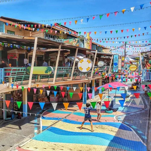 Vista 5 de Banderines multicolor de 525 pies, 300 banderines de tela de nailon, banderines coloridos de arco iris para gran inauguración, fiestas, festivales