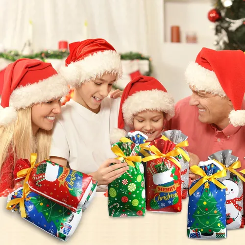 Vista 5 de Funrous 50 bolsas de Navidad con cordón, bolsas de regalo de plástico con cordón para Navidad, bolsas de dulces de Navidad para fiesta