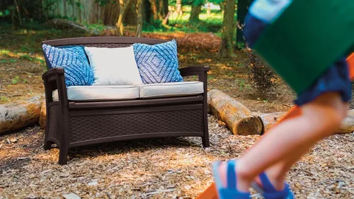 Vista 13 de Suncast Banco de mimbre para exterior con almacenamiento de 23 galones, asientos cómodos para dos, respaldo ergonómico, muebles para todo