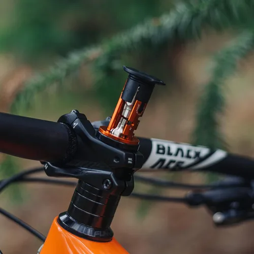 Vista 2 de Granite Stash - Kit de herramientas múltiples - Herramientas compactas para bicicleta almacenadas dentro del tubo de dirección, modelo de dirección