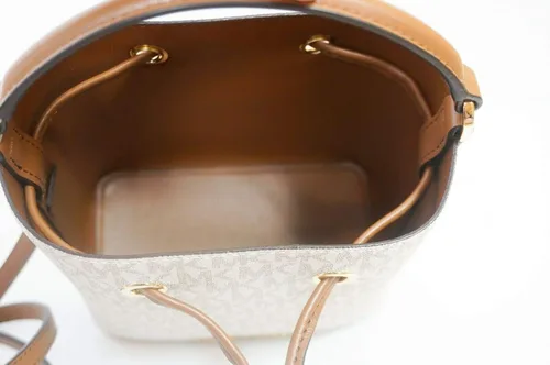 Vista 4 de Michael Kors Suri Bolso de hombro pequeño del cubo (PVC de vainilla)