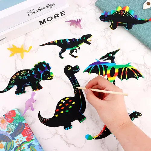 Vista 4 de Droutti Juego de 64 tarjetas de rascar con temática de dinosaurio, papel para rascar arco iris, kit de tarjetas de arte de dinosaurio, papel