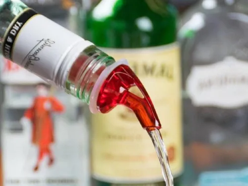 Vista 3 de Soro Essentials - Juego de 12 vertedores de botellas de licor de plástico de 7/8 onzas, boquilla roja, sin cuello, para botellas de alcohol a prueba