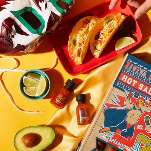 Vista 4 de Thoughtfully Gourmet, Luchador Hot Sauce Book Set de regalo, sabores incluyen bourbon ahumado, habanero, ajo del Fuego y más, muestra de salsa