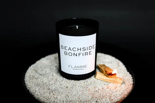 Vista 5 de Beachside Bonfire Aroma de tabaco y vainilla 10 onzas Tiempo de combustión de 60 horas Vela de lujo con cera de color negro Soja