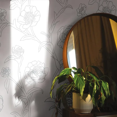 Vista 7 de Tempaper Papel tapiz floral extraíble con despegar y pegar de peonías metálicas en blanco y negro, 20.5 pulgadas x 16.5 pies, fabricado