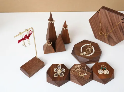 Vista 8 de GemeShou Soporte de anillo de madera pequeño de nogal, 4 piezas para vender anillos de madera para joyería Cono de soporte de anillo pirámide