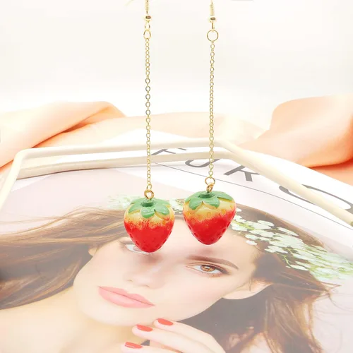 Vista 7 de Aretes colgantes de fresa para mujeres y niñas, aretes colgantes de fresa roja, aretes de fresa de imitación, aretes de gota de fruta acrílica 3D