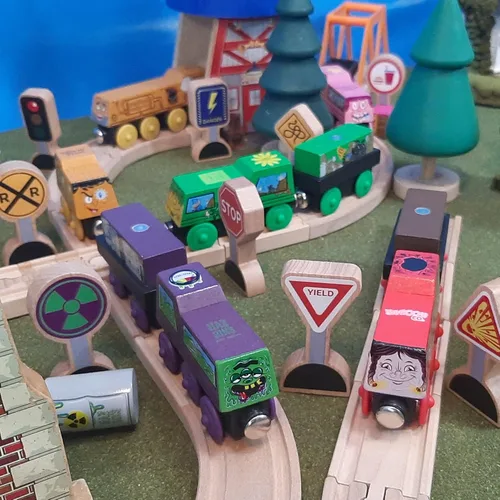 Vista 5 de 15 piezas – Señales de tráfico de madera para niños – Señales de calle Zany para alfombras de juego, trenes de juguete y autos – Señales de calle