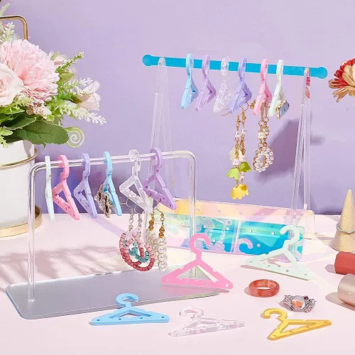 Vista 2 de PH PandaHall 42 piezas de colgador de ropa soporte para aretes collar mini percha joyería colgante organizador colgante aretes acrílico perno