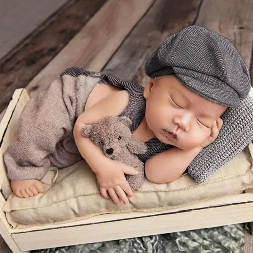 Vista 9 de Ylsteed Trajes de Fotografía para Recién Nacidos - 2 Piezas para Niño y Niña, Traje de Caballero con Pantalones con Tirantes y Boina, 0-3 Meses Azul