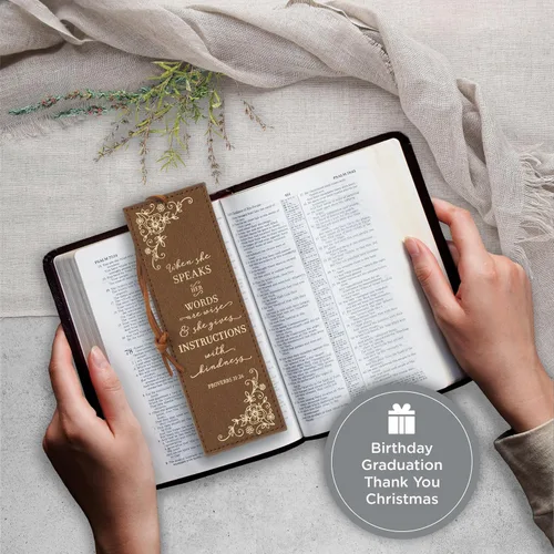 Vista 5 de Christian Art Gifts - Marcapáginas premium de piel sintética vegana con escritura bíblica para mujeres: Cuando ella habla - Proverbios 31:26, Marrón