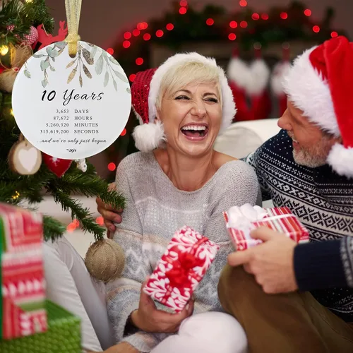 Vista 5 de Adorno de Navidad de aniversario de 10 años 2026, décimo para parejas, adorno de cerámica de diez años casados para decorar bodas en el hogar