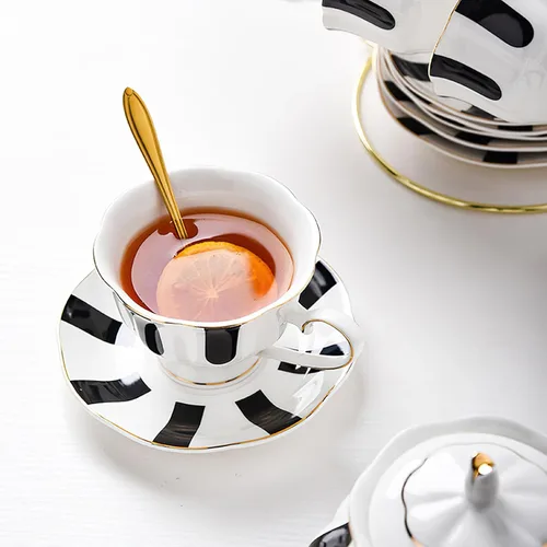 Vista 4 de UPKOCH Juego de taza y platillo de lunares de cerámica con plato a juego de 5.51 x 5.51 x 2.95 pulgadas, taza de estilo europeo para café con leche