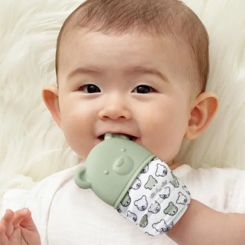 Vista 2 de Itzy Ritzy Manopla de dentición de silicona, manopla calmante para dentición infantil con correa ajustable, sonido arrugado y silicona texturizada